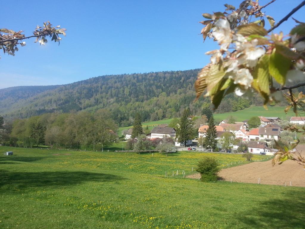 Hotel Du Chasseur Enges ภายนอก รูปภาพ