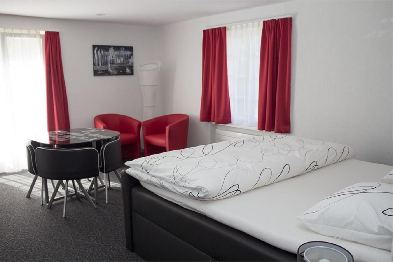 Hotel Du Chasseur Enges ภายนอก รูปภาพ