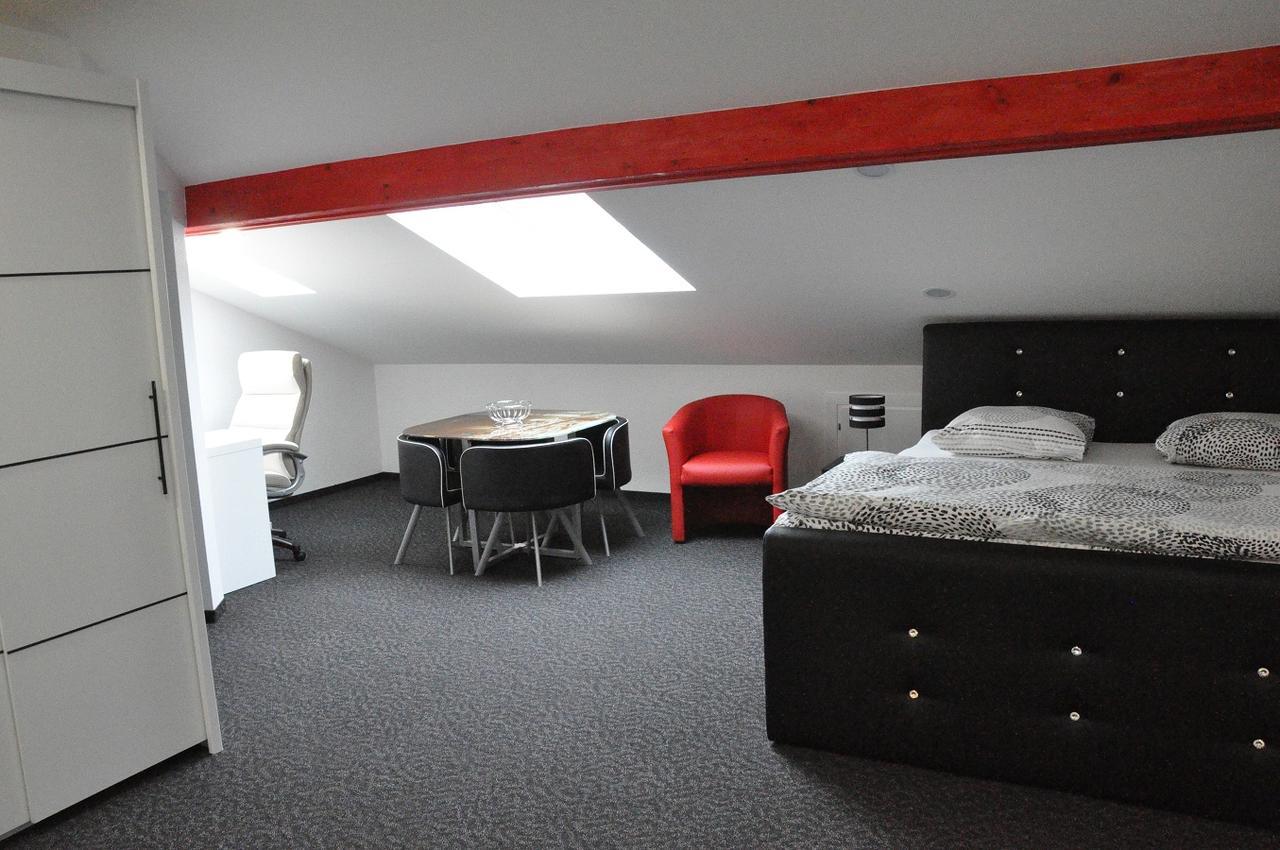 Hotel Du Chasseur Enges ภายนอก รูปภาพ
